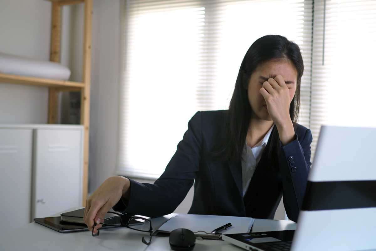 Une femme est à son bureau et semble malade