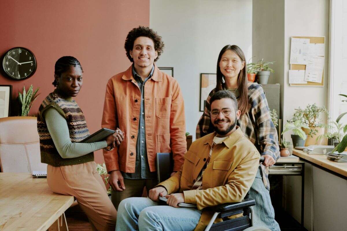 Jeunes actifs rassemblés au travail
