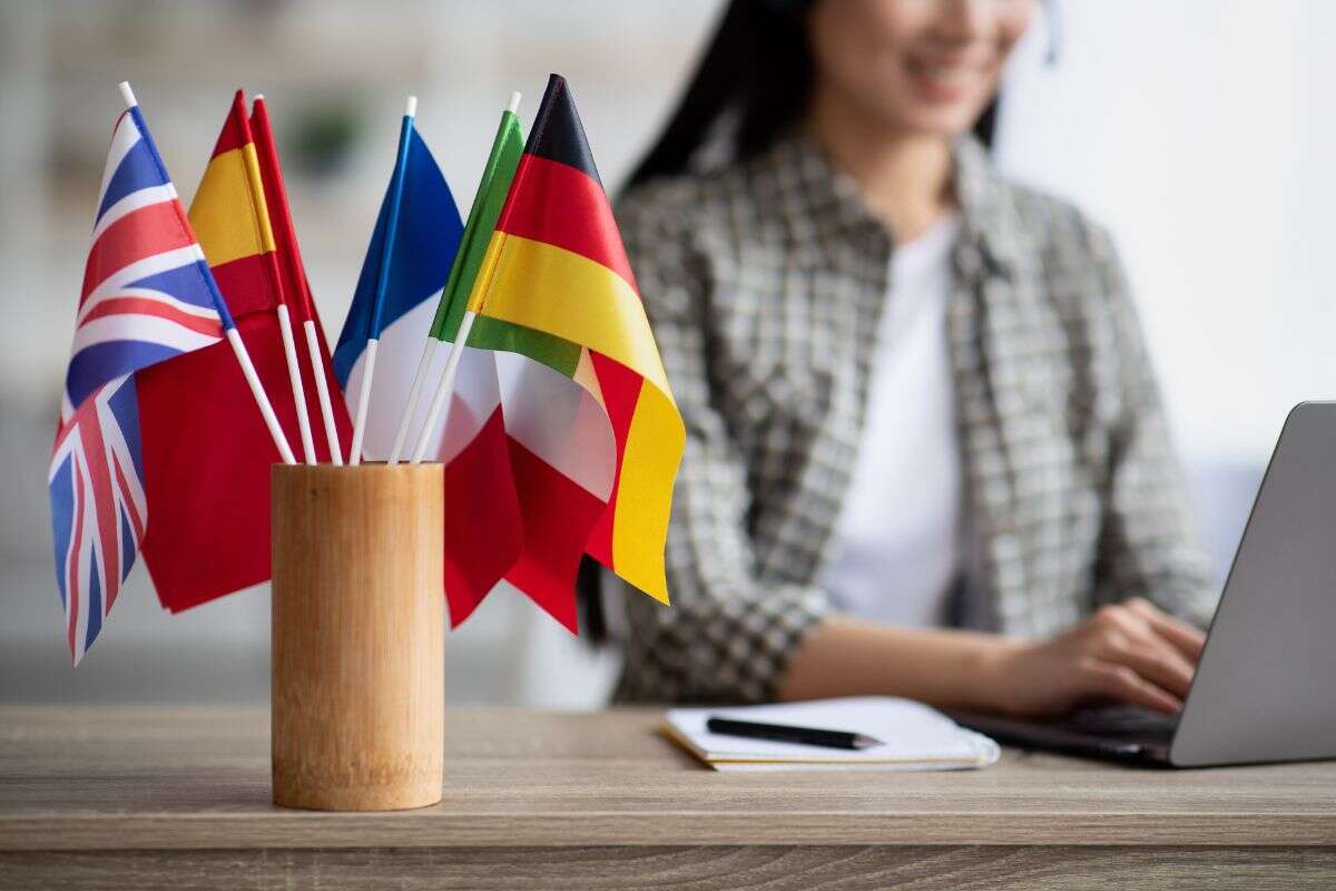 drapeaux du monde sur le bureau d'une femme qui travaille