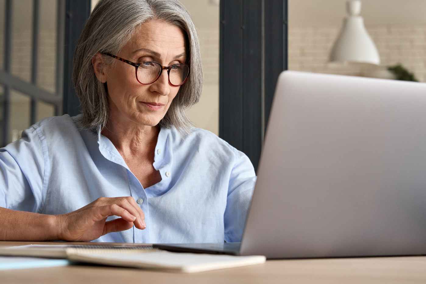 Une femme sénior regarde son ordinateur