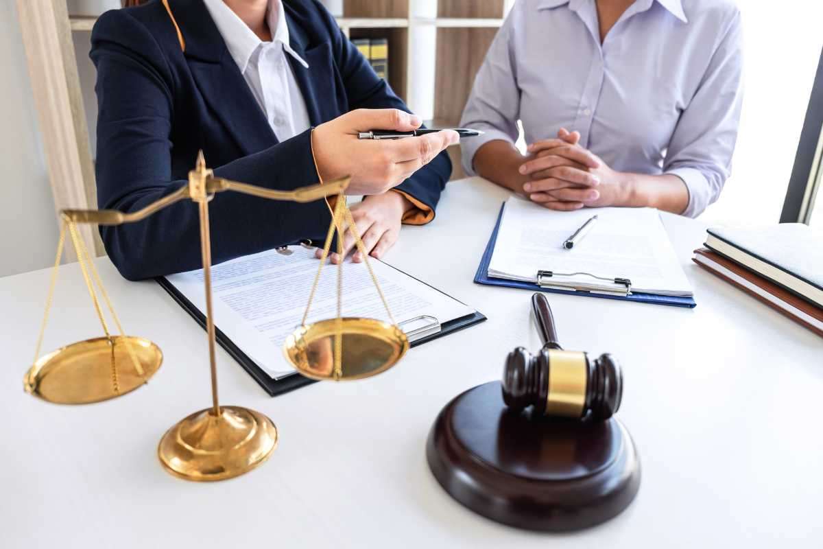 une balance de justice avec un homme et une femme