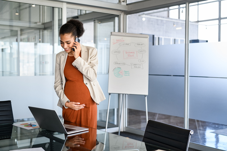 Femme enceinte au travail